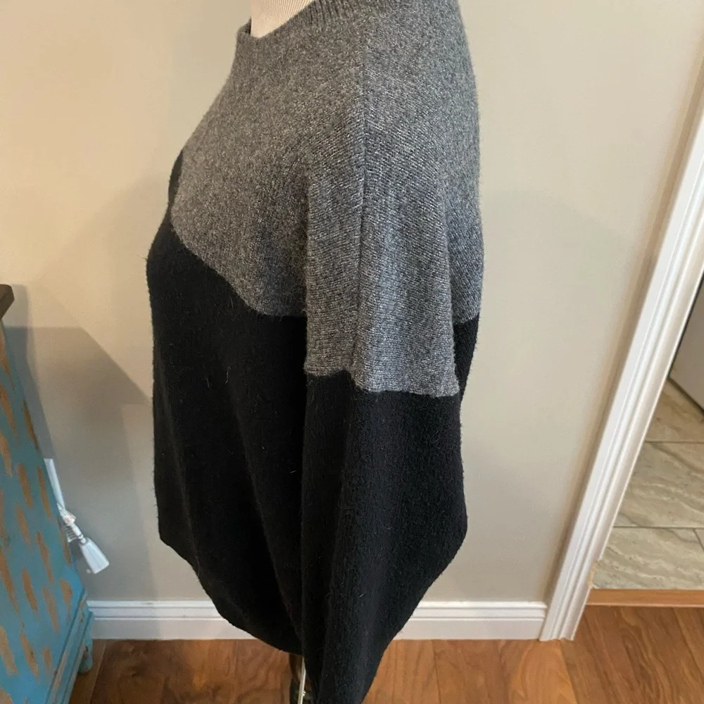 Vince Camuto Two-Tone Gray and Black Crewneck Sweater